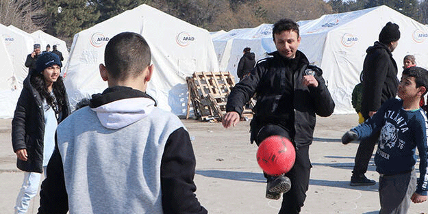 Polis deprem çocuklarıyla futbol oynadı