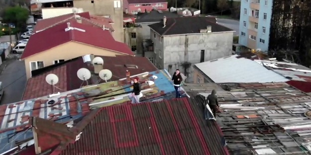 Polis drone ile gençleri böyle uyardı: Çatıda ne işiniz var?