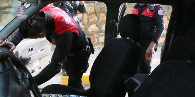 Polis, durdurduğu kamyonetten kaçan koyunları güçlükle yakaladı