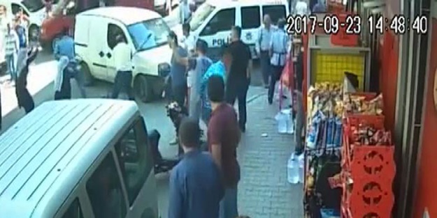 Polis ekibinin yanında taş ve sopalarla saldırdılar