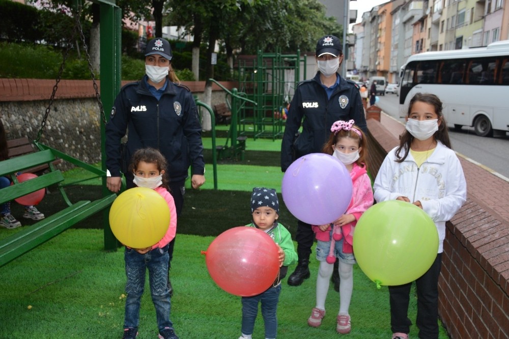Polis ekipleri çocukları balon ile sevindirdi 