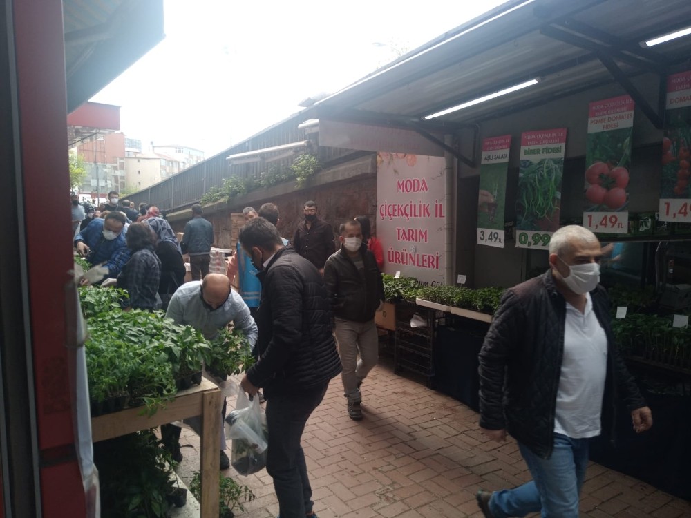 Polis ekipleri fide kuyruğundaki vatandaşları uyardı 
