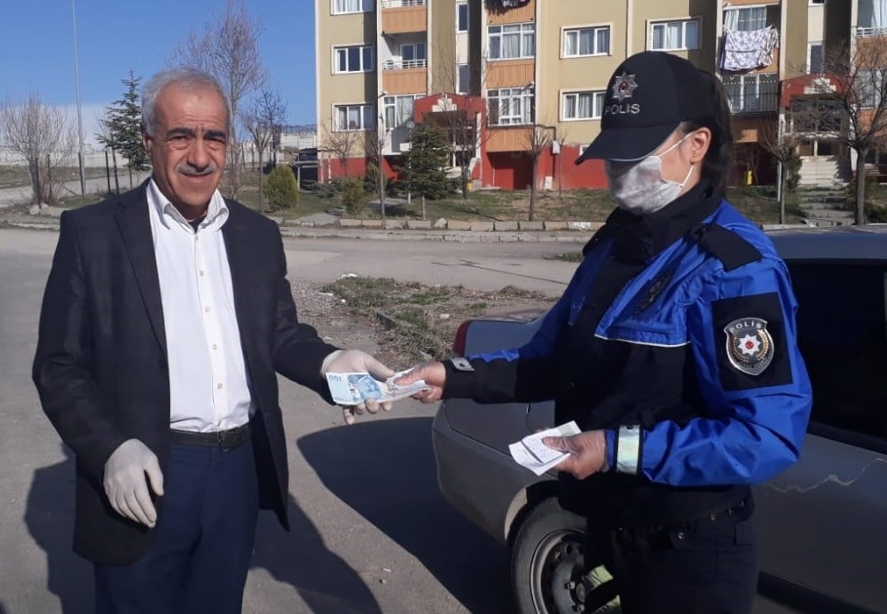 Polis ekipleri gönüllere dokunmaya devam ediyor 