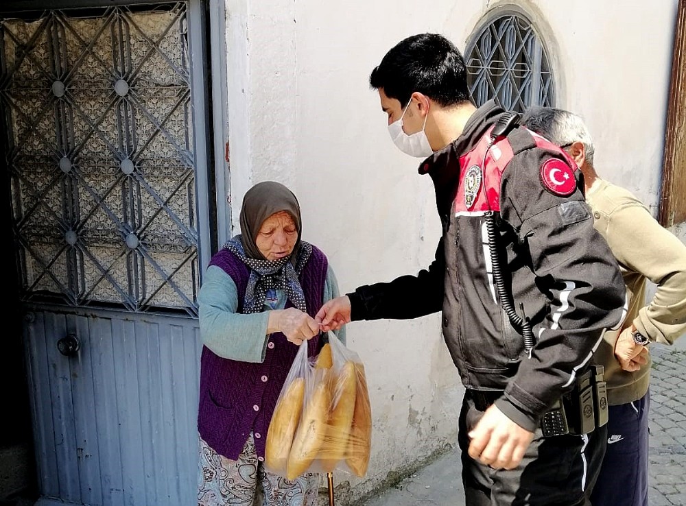 Polis ekipleri hem denetliyor hem de ihtiyaçları karşılıyor 