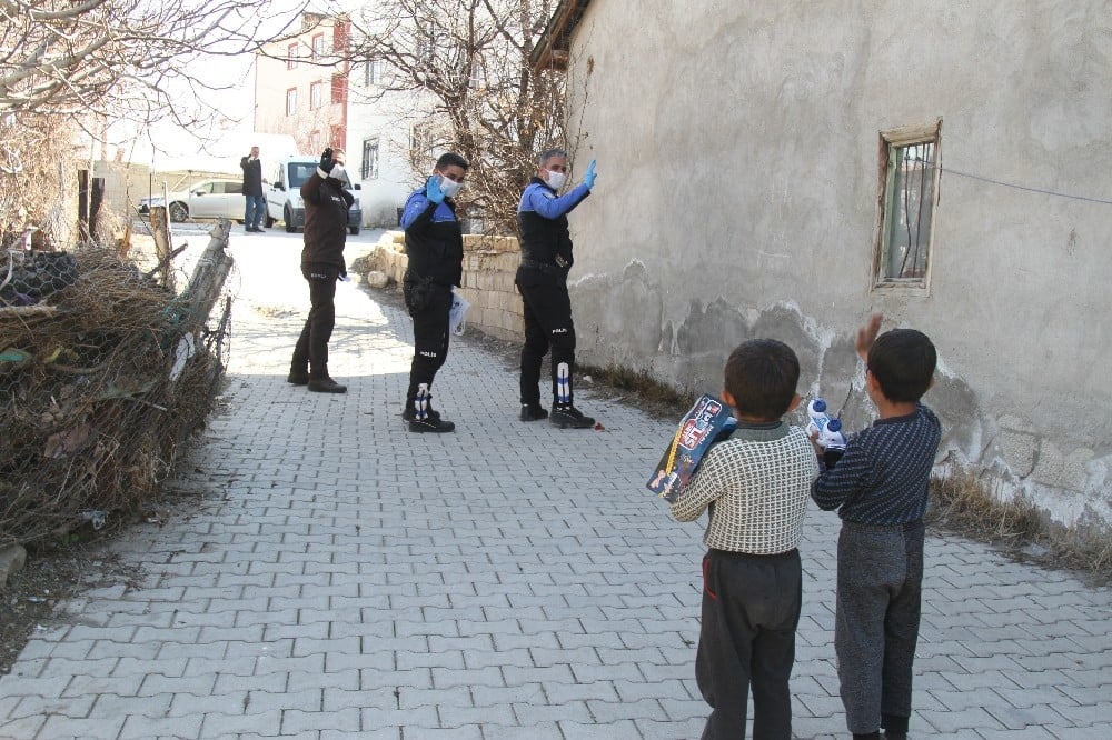 Polis ekipleri minik kardeşlerin isteğini geri çevirmedi 