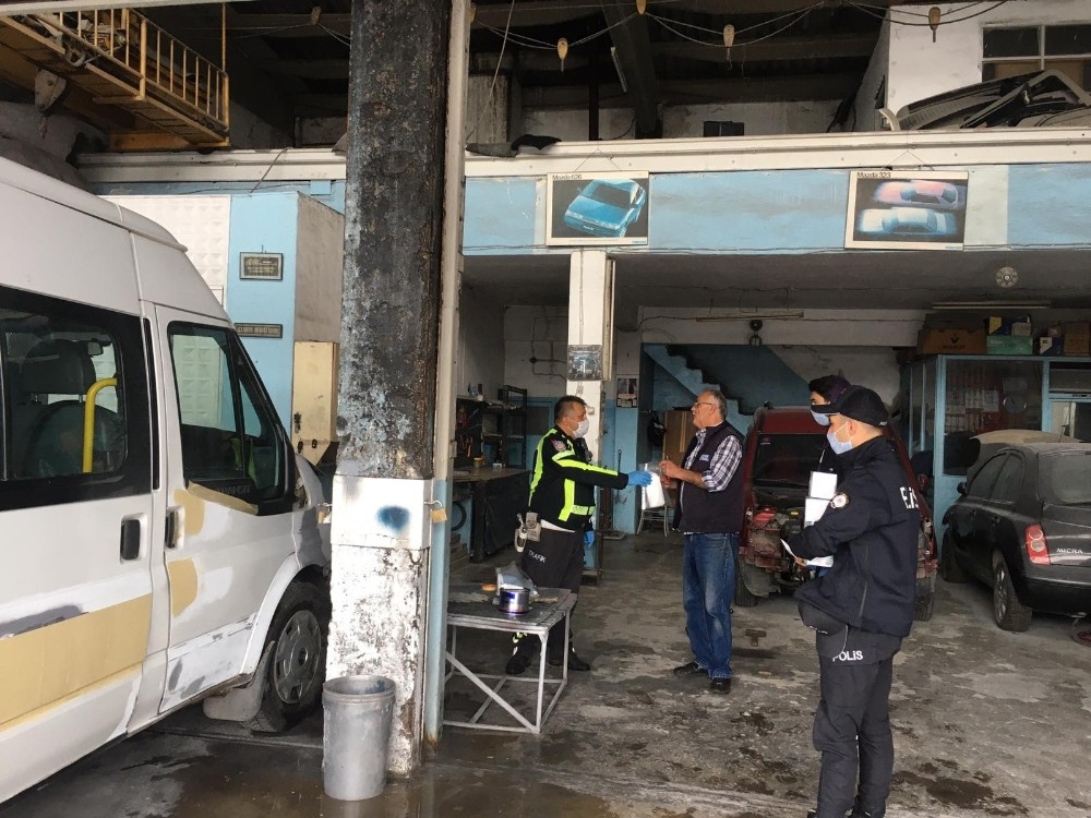 Polis ekipleri sanayi esnafına 10 bin maske dağıttı 