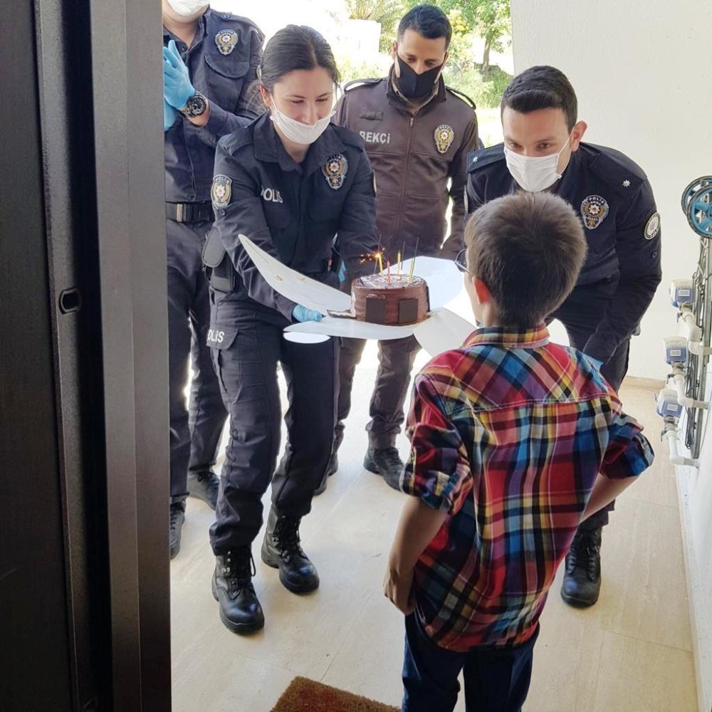 Polis ekiplerinden 8 yaşındaki çocuğa doğum günü sürprizi 