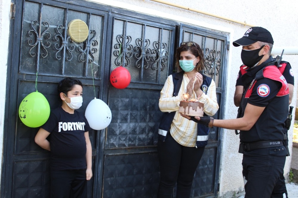Polis ekiplerinden 9 yaşındaki çocuğa doğum günü sürprizi 