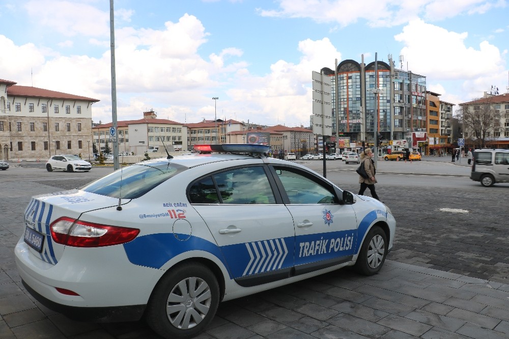 Polis ekiplerinden ‘evde kalın’ anonsu 