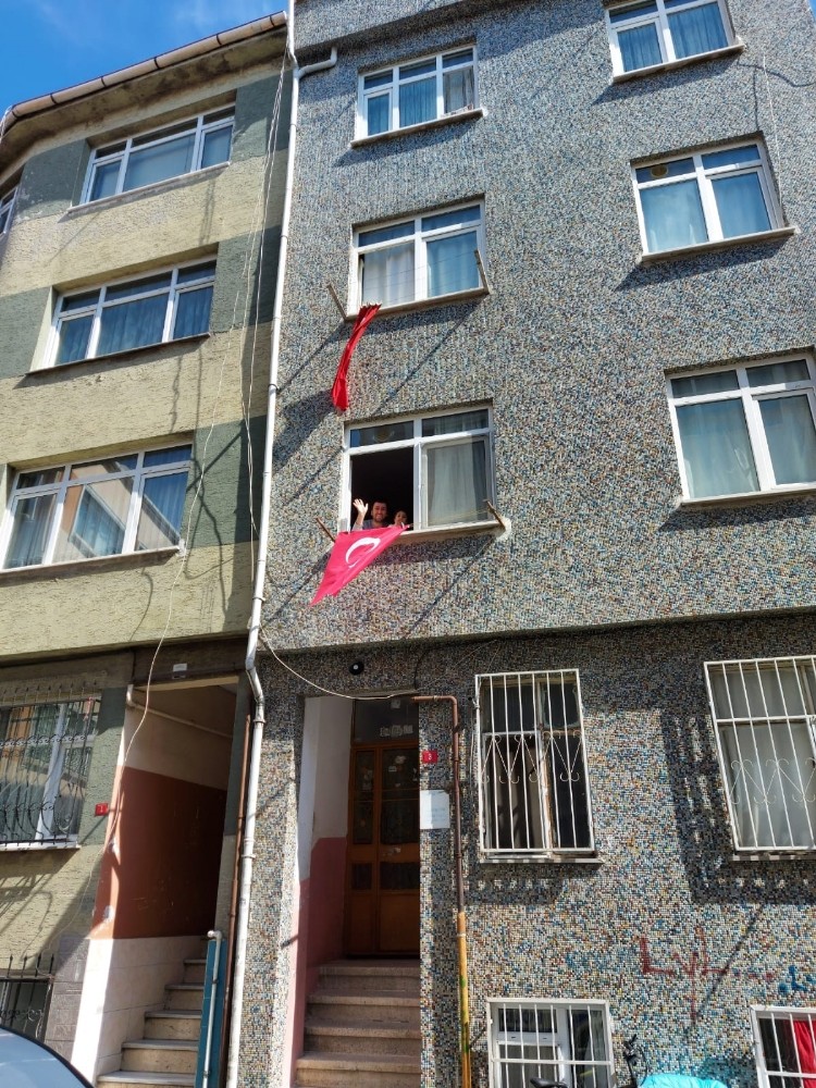 Polis ekiplerinden minik kıza anlamlı hediye 