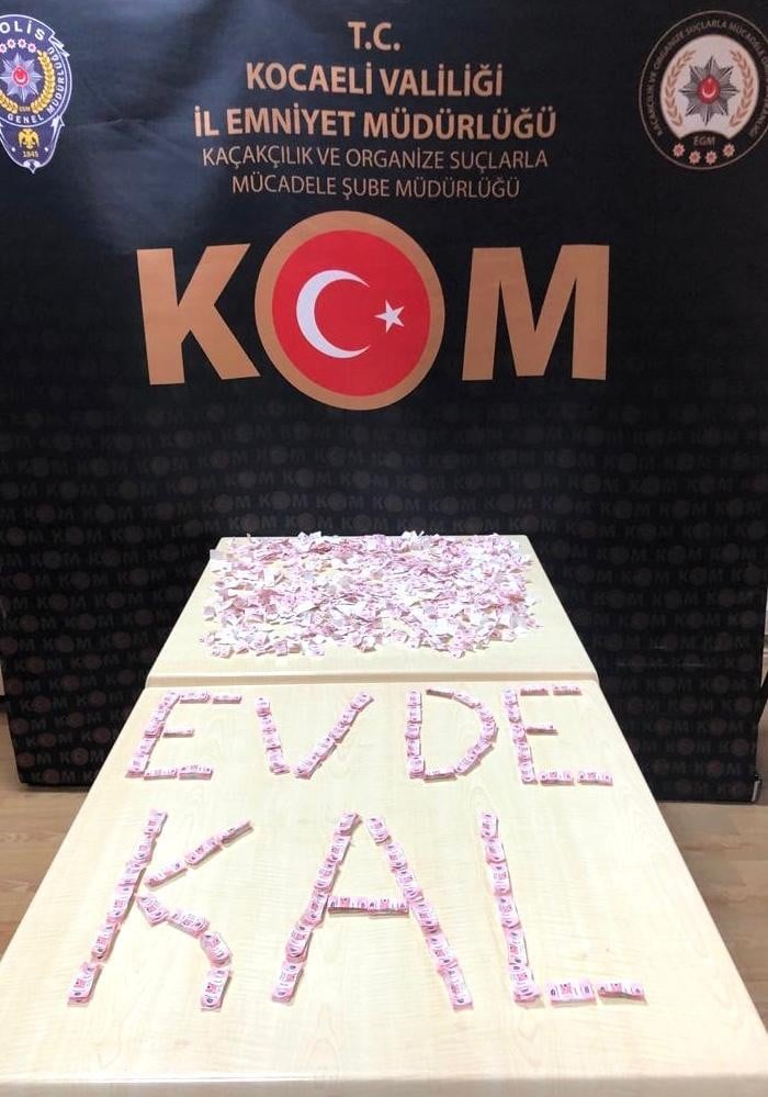Polis ele geçirdiği sahte TAPDK bandrolleri ile ‘Evde kal’ mesajı verdi 