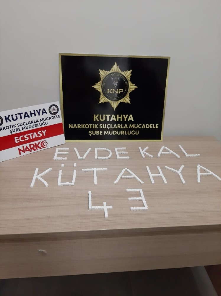 Polis, ele geçirdiği uyuşturucu haplarla ’evde kal’ çağrısı yaptı 