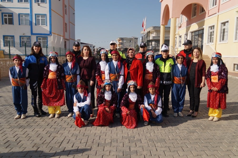 Polis Eşleri Kaynaştırma ve Yardımlaşma Derneği’nden öğrencilere destek 