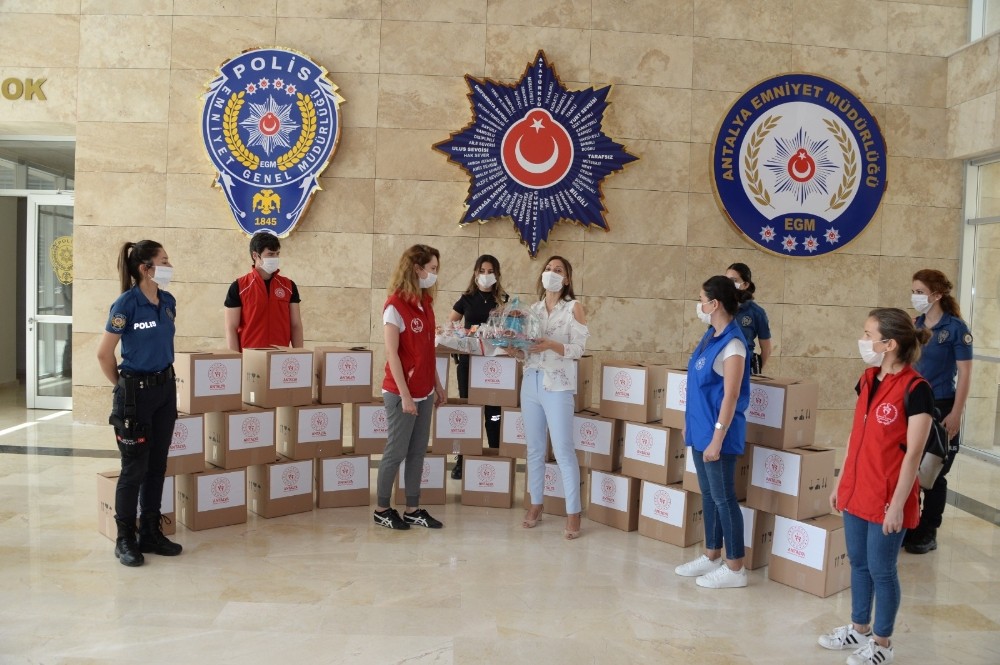 Polis eşlerinden gece görevindeki polislere ikram 