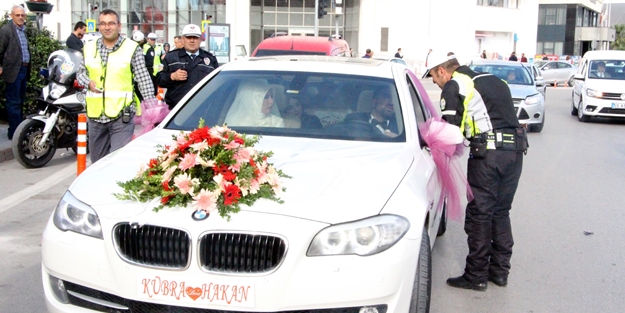 Gelin arabasındaki damat neye uğradığını şaşırdı