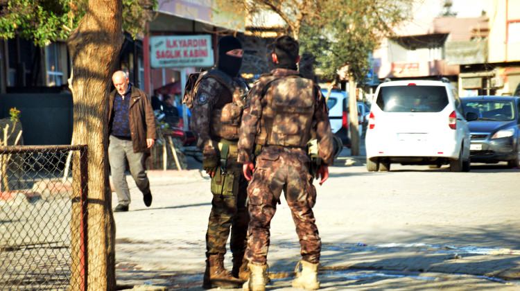 Polis giremez dediler! Kaçacak delik aradılar