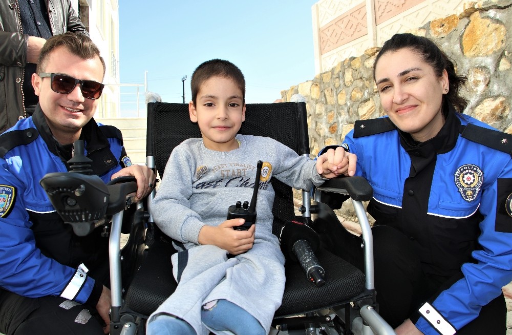 Polis hayranı küçük Efraim, akülü aracına kavuştu 