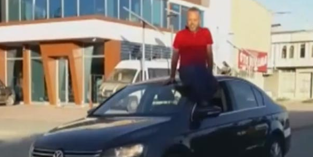 Polis her yerde onu arıyor! Otomobili ayaklarıyla konrol etmeye çalışıyor
