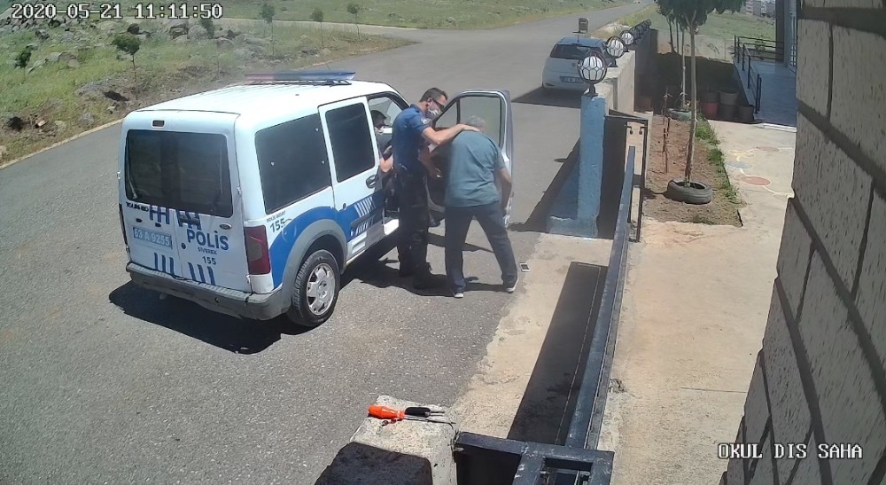 Polis ile öğretmenin maske gerginliği kamerada 