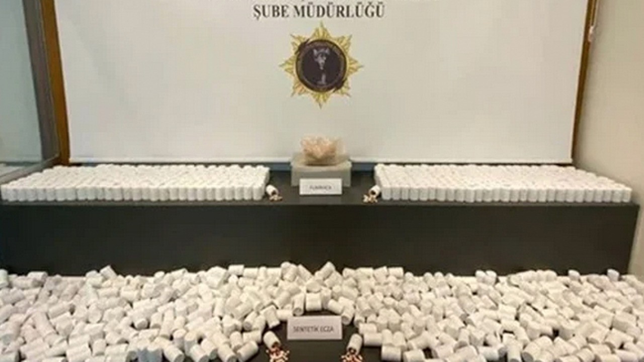 Türk Polis ekipleri iş başında: binlerce uyuşturucu hap ele geçirdiler