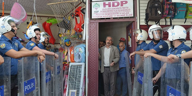 Polis izinsiz toplanan HDP'lilere göz açtırmadı!