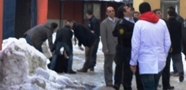 Kaçan şüpheliyi polis bacağından vurdu