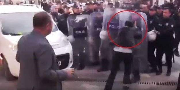 Polis kalkanına kafa atan HDP'li vekil sosyal medyada alay konusu oldu