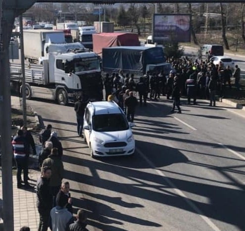 Polis, kamyoncuların yolu kapatmasına izin vermedi 