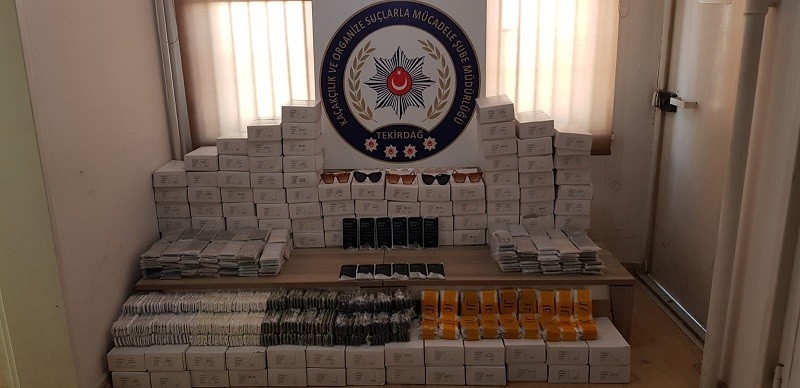 Polis kapanla durdurdu, içinden kaçak eşya fışkırdı 