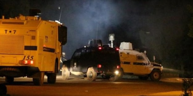 Polis karakolu ve polis aracı tarandı!