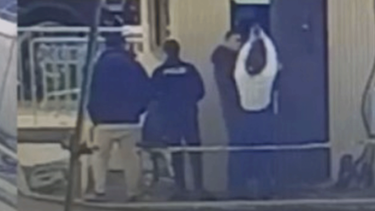 Polisler ve bekçiler ne yapacaklarını şaşırdı: Bu kadın özgürlüğü yanlış anlamış!