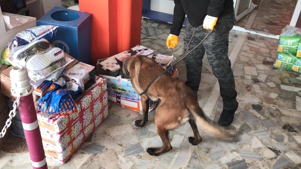 Polis kargocu kılığına girdi, gıda kolisinde 3 kilo eroin ele geçirildi 