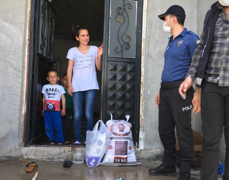Polis kendi arasında para toplayarak gıda yardımı yaptı 