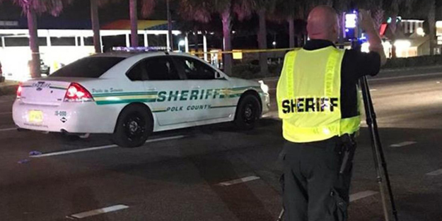 Polis kendilerine eşyalarını taşıtan hırsızlarla böyle dalga geçti!