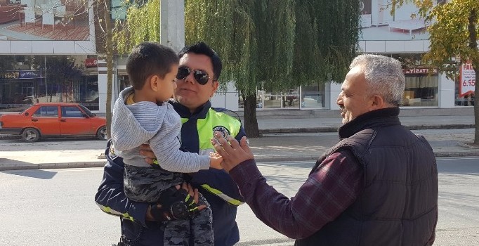 Polis kendisinden korkan çocuğu teselli etti