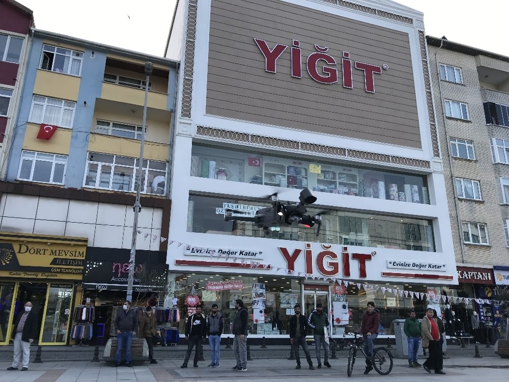Polis, kent meydanındaki vatandaşları drone ile uyardı 