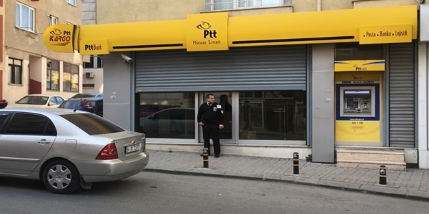 Polis kılığında PTT şubesini soydular