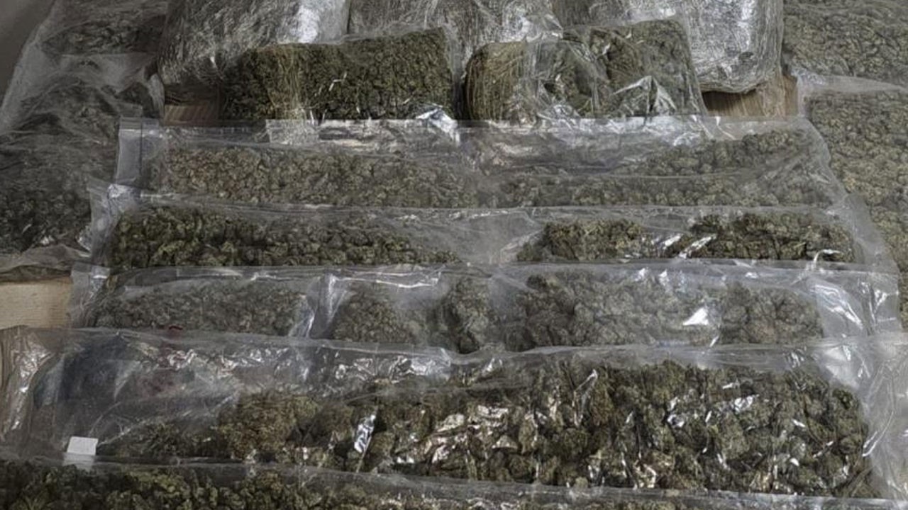 Polis kokuyu aldı, araçtan 19 kilo uyuşturucu çıktı