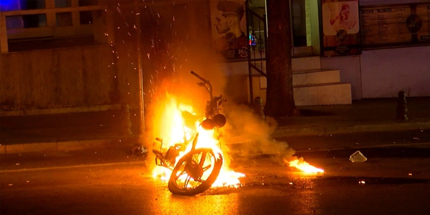 Polis kontrolü sırasında sinir krizi geçiren sürücü motosikletini ateşe verdi!