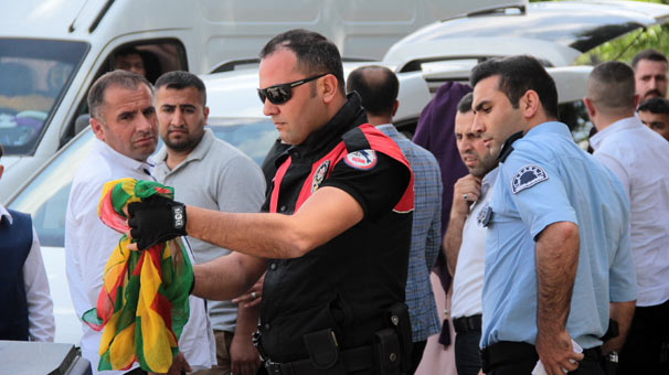 Polis konvoyu durdurdu… Eline alıp yaktı!