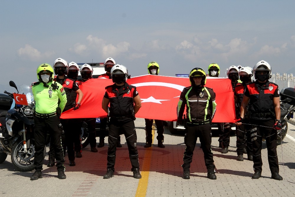 Polis korteji eşliğinde 23 Nisan coşkusu 