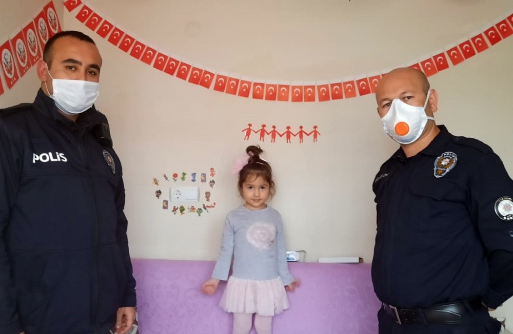 Polis, küçük kızın 23 Nisan Bayramını kutladı 