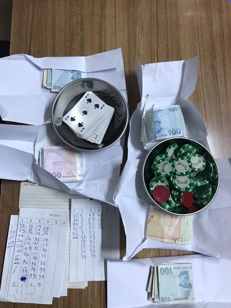 Polis kumarhaneye çevirilen derneğe baskın yaptı 