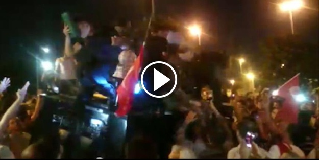 Polis Kuran'ı öpünce halk ikna oldu!