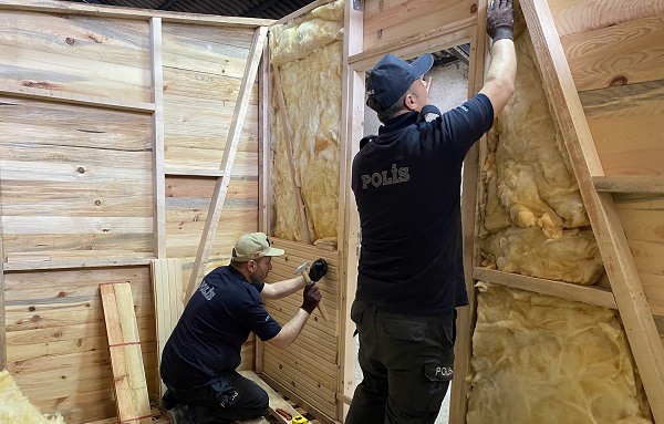 Polis memurları afetzedeler gece gündüz çalışıyor