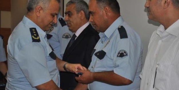 Polis memuru aldığı ödülü şehit ailesine bağışladı