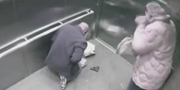 Polis memuru asansörde kendini vurdu