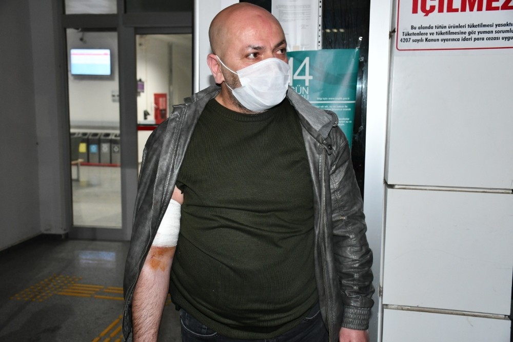 Polis memuru, canını kurtardığı genç tarafından bıçaklandı 