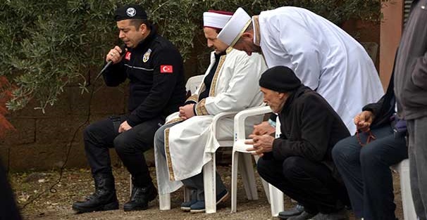 Polis memuru imamdan mikrofonu alıp...