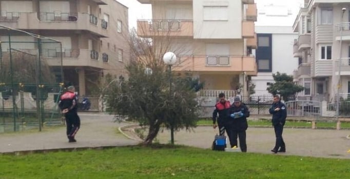 Polis memuru parkta intihar etti